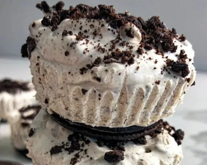 Healthy no-bake Oreo cheesecake bites on a plate