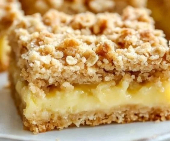 Lemon oatmeal crumble bars with a crumbly topping and juicy lemon filling.