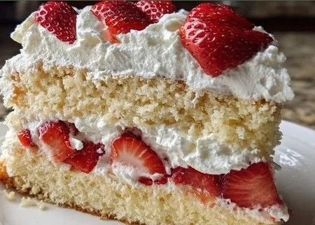 Delicious strawberry shortcake cake prepared in five easy steps