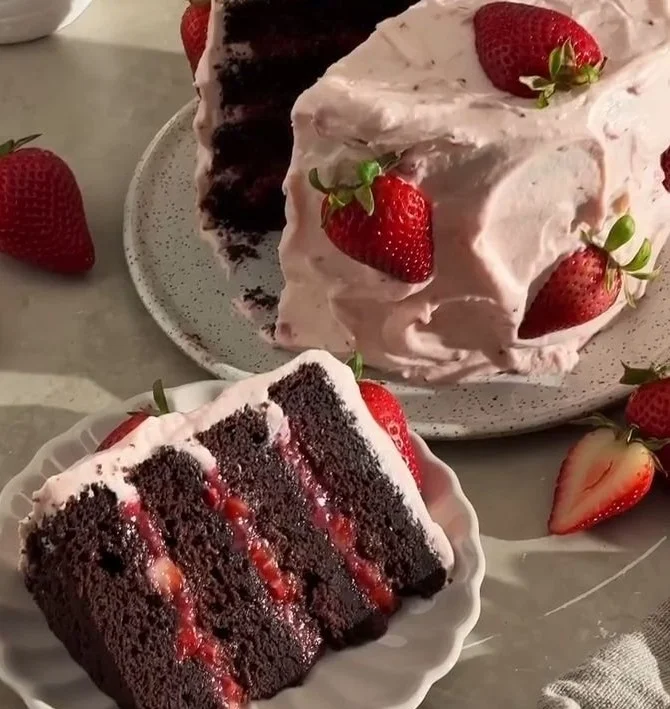 Delicious strawberry chocolate cake topped with fresh strawberries and chocolate frosting