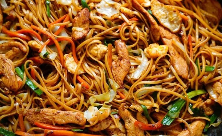 Delicious Chicken Chow Mein with tender chicken and fresh vegetables served in a bowl
