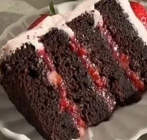 Decadent Strawberry Chocolate Cake with fresh strawberries and chocolate frosting.